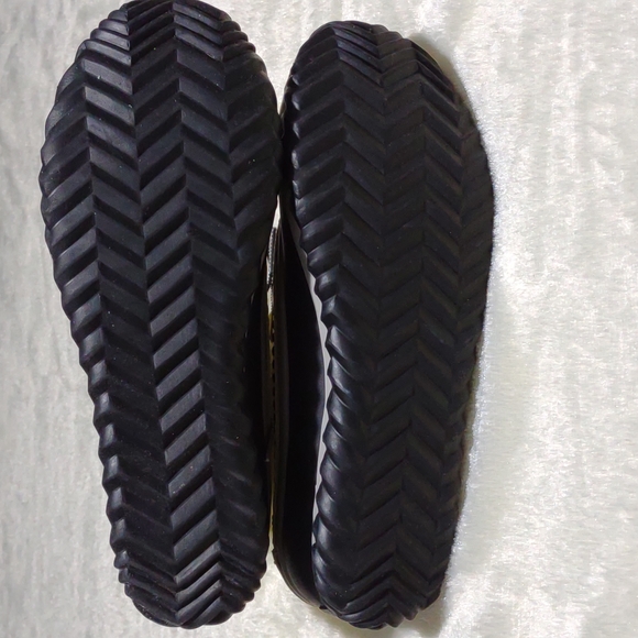 Sorel size 8 yellow and black boots - Picture 4 of 4